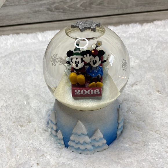 2006 Minnie Mickey Mouse Snowglobe Snow Globe Water Globe Disney Collectible - Picture 2 of 8